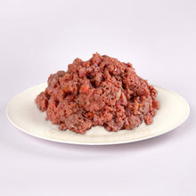 Raw dog food mince meat for puppies from LUNA & me on a white plate